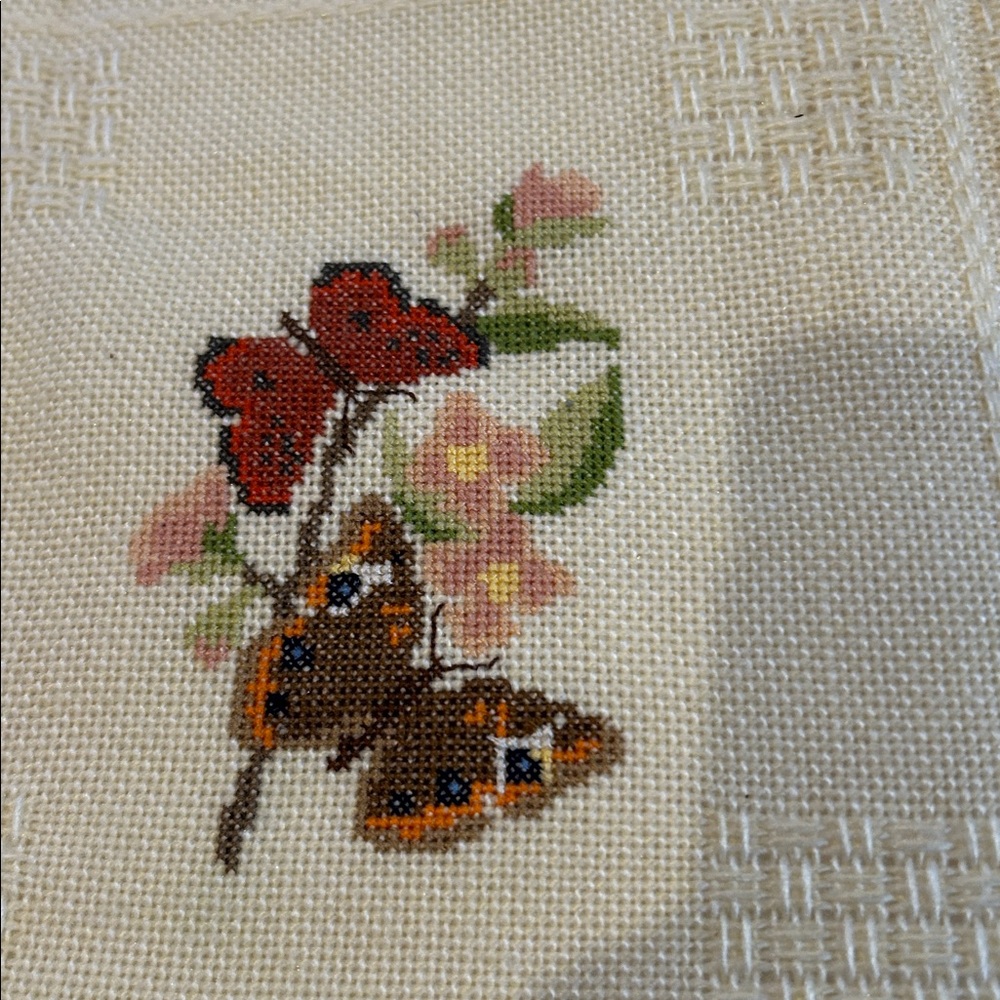 OOAK Hand-Embroidered Cross-Stitched on Homespun Style Tablecloth Throw 1980-90s - Picture 6 of 10